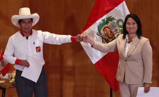 Fotografía del 17 de mayo de 2021 de los candidatos presidenciales Pedro Castillo (i), del partido Perú Libre, y Keiko Fujimori (d), del Fuerza Popular. Foto: EFE