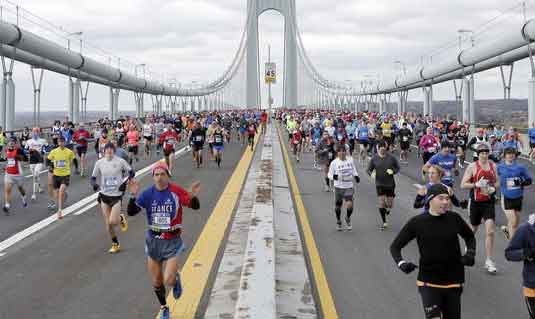Imagen de los participantes de la maratón de Nueva York por el puente de Verrazano. EFE