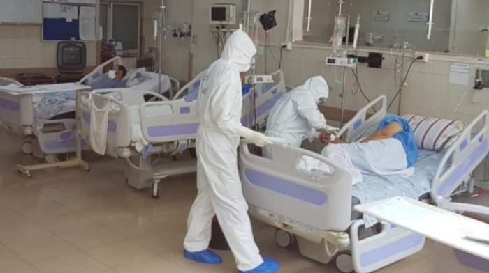 Los médicos del hospital centinela Vicente Corral Moscoso ganaron acción de protección por estar en primera línea de la emergencia sanitaria. Foto: Cortesía médicos