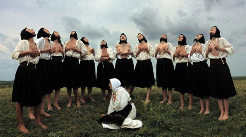 wikiart.org Imagen de ‘Balkan Erotic Epic’, una performance del 2005, en la que Abramovic explora el erotismo en la cultura popular balcánica.