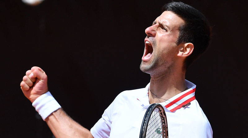 Novak Djokovic reacciona después de ganar a Stefanos Tsitsipas el 15 de mayo del 2021. Foto: EFE