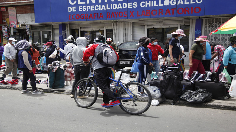 Aglomeración de personas en Chillogallo, sur de Quito. La capital registró un total de 131 209 contagios este 11 de mayo de 2021. Foto: Patricio Terán / EL COMERCIO