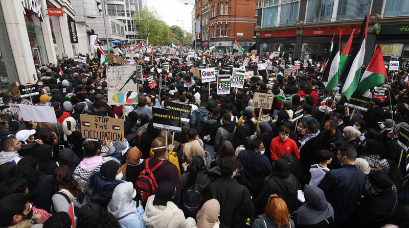 Los partidarios de Palestina asisten a una manifestación frente a la embajada de Israel en Londres, Gran Bretaña, el 15 de mayo de 2021. Foto: EFE