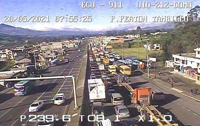 Los carriles de la avenida Panamericana se congestionaron el 20 de mayo del 2021, por un accidente de tránsito. Foto: ECU 911