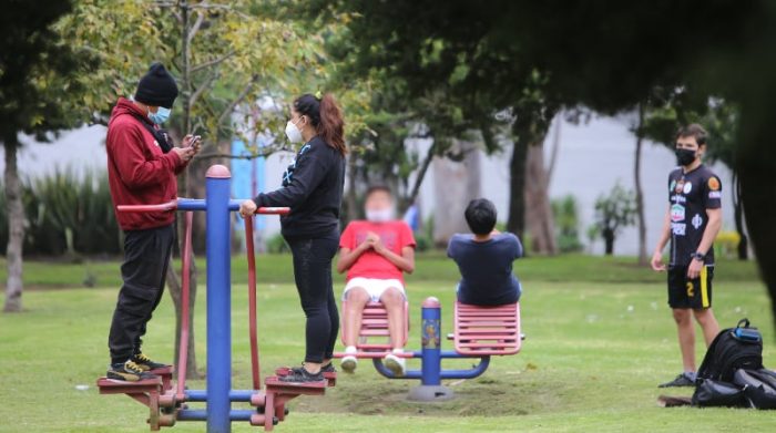 En el parque Inglés hubo personas en las máquinas ejercitadoras, la mayoría sin cumplir con las medidas de distanciamiento social. Foto: Vicente Costales / EL COMERCIO