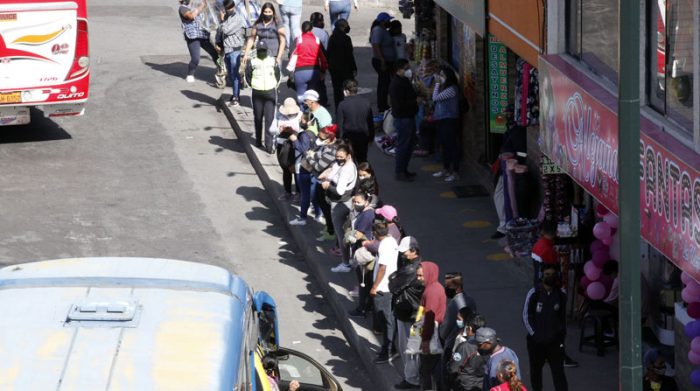 Las personas se aglomeraron en las veredas, a la espera de furgonetas u otros vehículos que los lleven a sus destinos, durante la paralización de los buseros en Quito. Foto: Patricio Terán/ EL COMERCIO