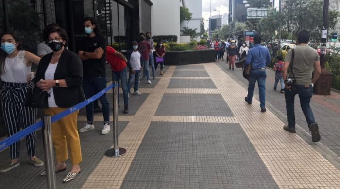 Así lucía la fila al mediodía de este viernes 28 de mayo del 2021 en el Registro Civil de la Naciones Unidas, norte de Quito. Foto: Diego Bravo / EL COMERCIO