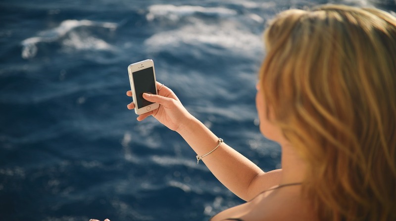 Imagen referencial. Mujer recupera su celular 77 días después de que se le cayera al mar en estado casi perfecto Foto: Pixabay