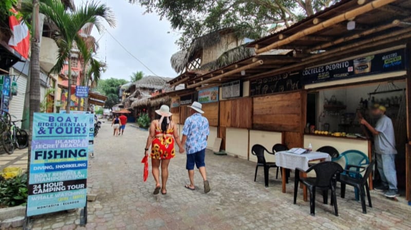 La renovada calle de los cócteles espera por visitantes el fin de semana en la comuna turística de Montañita, en Santa Elena. Foto: Cortesía Cámara de Turismo de Santa Elena