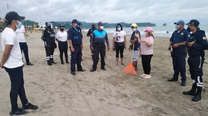 Funcionarios del Municipio de Atacames controlan las medidas de bioseguridad en la playa. Foto cortesía Municipio de Atacames