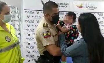 La madre y su familia recibieron a la menor con mucha emotividad en un acto desarrollado en la Subzona de Imbabura. Foto: Policía Nacional
