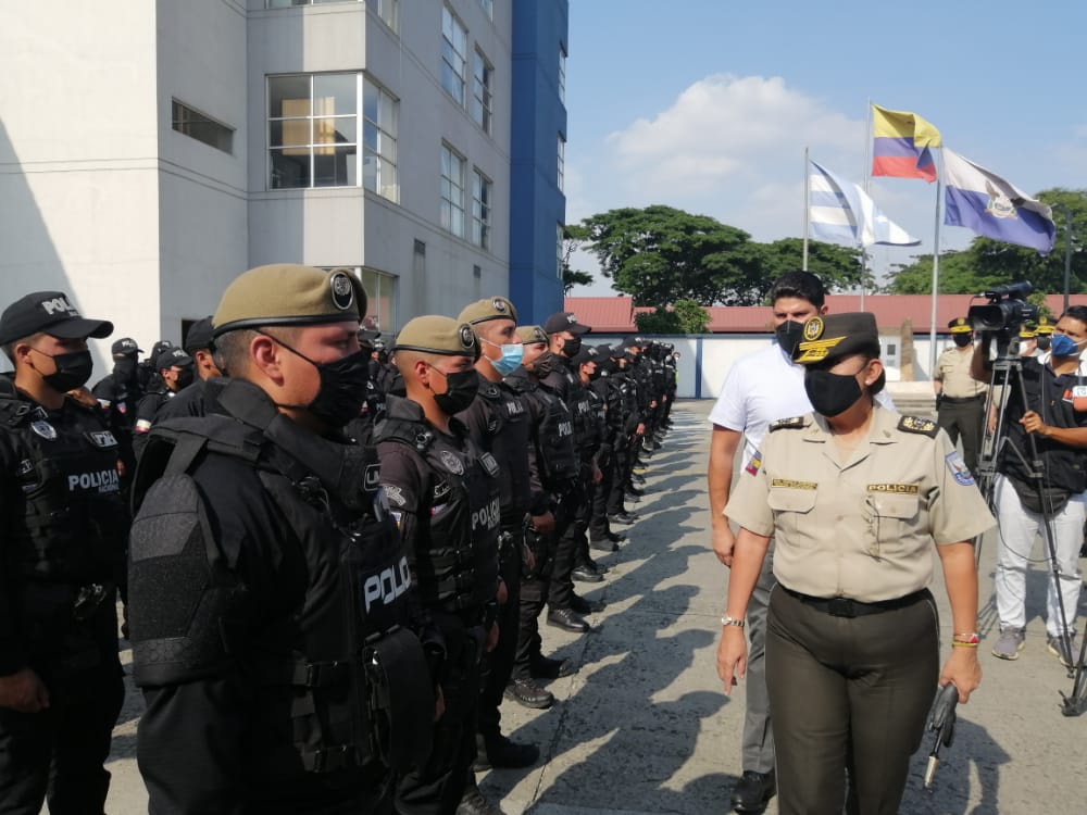 La comandante de la Policía, Tanya Varela, junto a los agentes que realizarán más controles en Guayaquil. Foto: Cortesía Policía Nacional