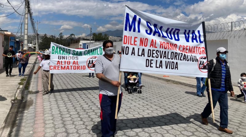 Moradores del sector, en el norte de Quito, exigen que las instalaciones del horno crematorio se retiren del sitio este sábado 22 de mayo del 2021. Foto cortesía