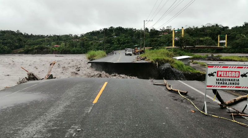 La vía Puyo-Macas permanecerá cerrada al tránsito vehicular por el socavón ocasionado por e desbordamiento del río Upano. Foto: cortesía SNGRE
