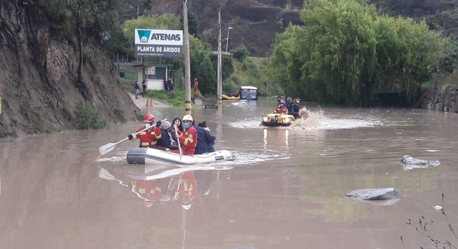 Los Bomberos de Cuenca usaron lanchas inflables para rescatar a las personas que quedaron atrapadas en un bus, tras las fuertes lluvias. Foto: Cuerpo de Bomberos de Cuenca