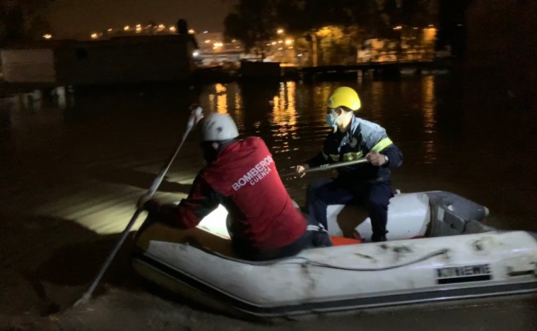 Las personas afectadas por las inundaciones fueron rescatados por los Bomberos de Cuenca. Foto: Twitter Cuerpo de Bomberos de Cuenca