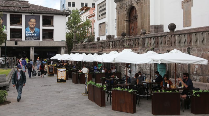 Este domingo, 23 de mayo del 2021, la mayoría de los establecimientos lucían vacíos, en el Centro Histórico de Quito, y los propietarios señalaron que las ventas fueron bajas, a diferencia de este sábado 22. Foto: Vicente Costales / EL COMERCIO