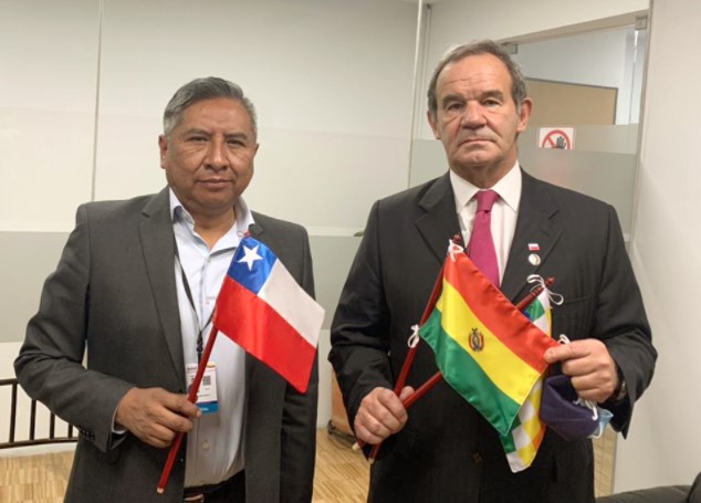 Los cancilleres de Bolivia, Rogelio Mayta (i) y de Chile, Andrés Allamand se reunieron en Ecuador, en el marco de la posesión del presidente Guillermo Lasso. Foto: Twitter Rogelio Mayta