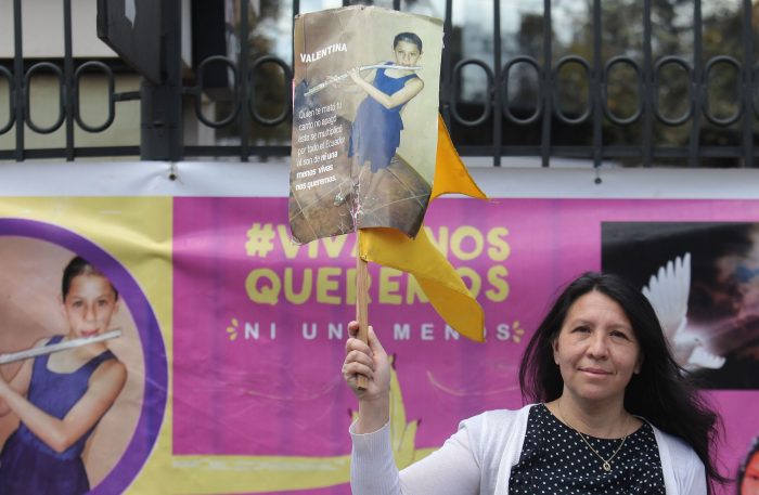 Ruth Montenegro muestra la foto de su hija y la pancarta con la que ha recorrido varias provincias. Foto: Julio Estrella / EL COMERCIO