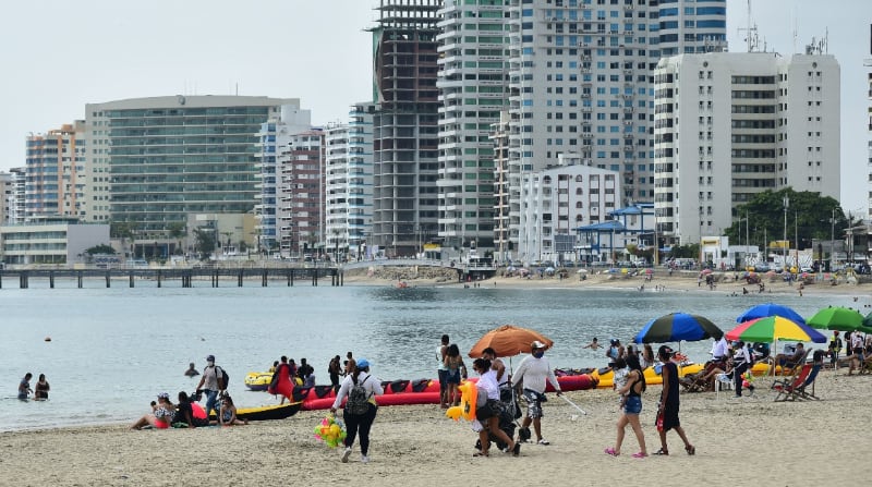 Las playas en Salinas vuelven a tener turistas después del confinamiento total de los fines de semana en este 23 de mayo del 2021. Foto: Enrique Pesantes / EL COMERCIO
