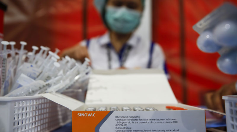 Un estudio analizó la efectividad de la vacuna china Sinovac en profesionales sanitarios. Foto: EFE