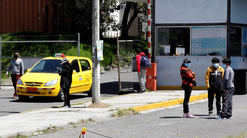 Los moradores y comerciantes de las calles Enrique Garcés y Chilibulo, en el sur de Quito, han sido visto el drama y dolor de familiares de pacientes covid-19. Foto: Patricio Terán / EL COMERCIO