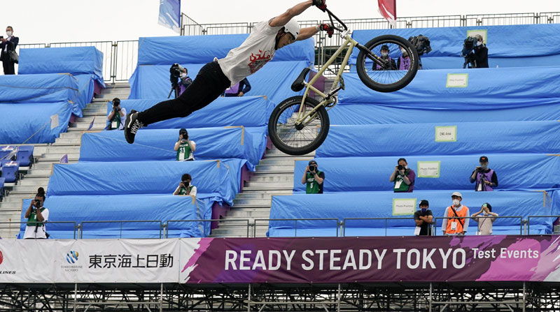 Kanoya Onishi en acción durante el evento de prueba de Ciclismo BMX Free Style de los Juegos Olímpicos de Tokio en el Ariake Urban Sports Park en Tokio, Japón, el 17 de mayo de 2021. Foto: EFE