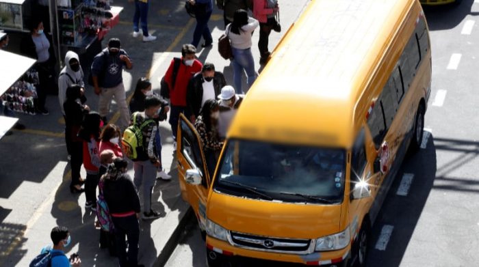 En la foto, personas buscando transporte en la parada de la entrada a Carapungo en la Panamericana Norte, norte de Quito. Foto: Patricio Terán / EL COMERCIO