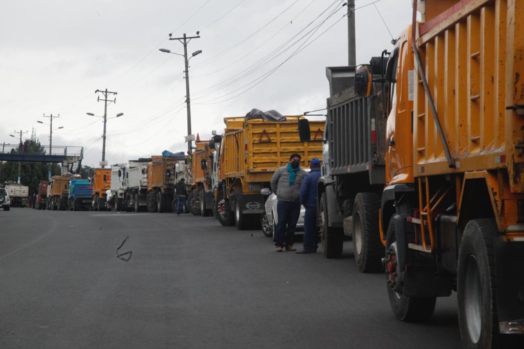 Los propietarios y conductores de volquetas bloquearon un carril en el sector de Guajaló, como medida de protesta por los precios de los combustibles. Foto: Patricio Terán/ EL COMERCIO