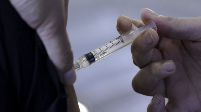 Una ciudad de Brasil será completamente inmunizada contra el covid-19 como parte de una investigación con la vacuna de AstaZeneca. Foto: EFE