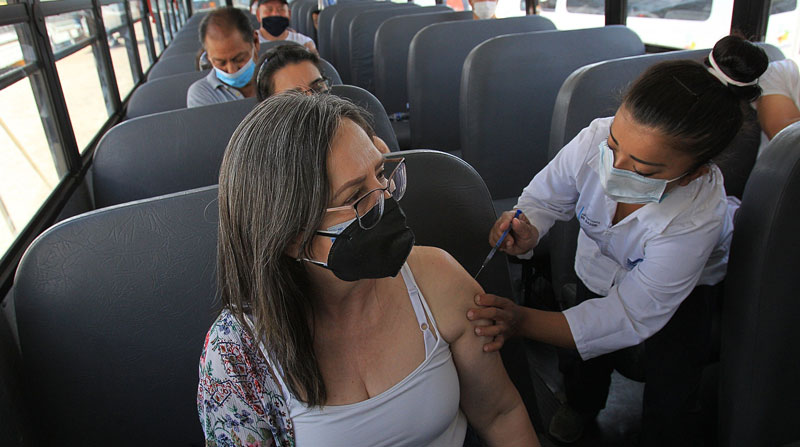 Miles de trabajadores, entre los 50 y 59 años, quienes laboran en las maquiladoras ubicadas en Ciudad Juárez, en la frontera con Estados Unidos, son trasladados en autobuses desde sus centros de trabajo hasta los puntos de vacunación, donde son inoculados sin bajar de los vehículos. Foto: EFE