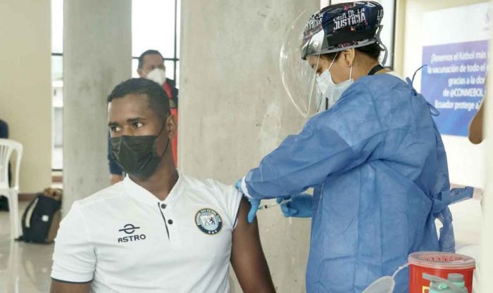 Los jugadores del Guayaquil City se presentaron a la vacunación este miércoles 19 de mayo. Cortesía de la FEF