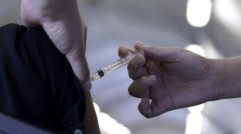 En Japón, las personas deben inscribirse en una plataforma para vacunarse contra el covid-19. Foto: Reuters