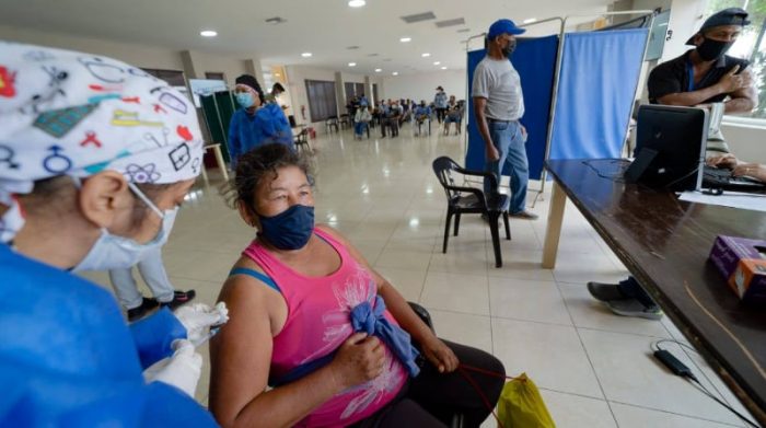 En Chone, Portoviejo y Manta se inmunizó a las personas por covid-19. Foto cortesía Municipio de Manta