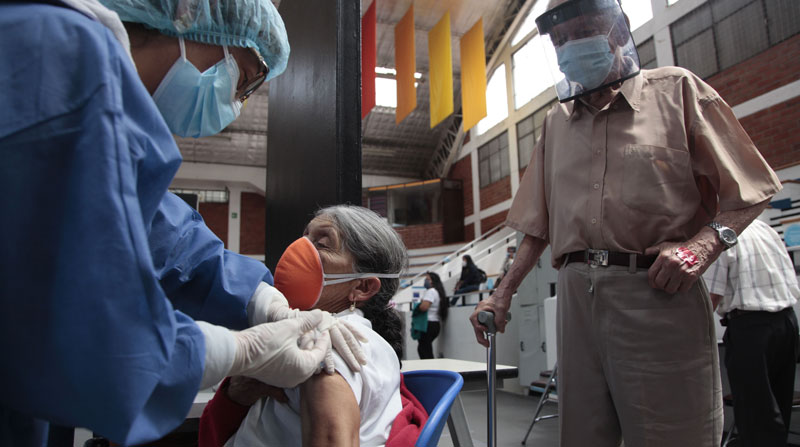 Las personas que fueron vacunadas en la Universidad Católica recibieron la dosis de Pfizer. Foto: Galo Paguay/ EL COMERCIO