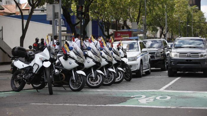 Todos los vehículos estatales deberán portar placas, según la nueva disposición del Gobierno de Guillermo Lasso. Foto: Patricio Terán/ EL COMERCIO