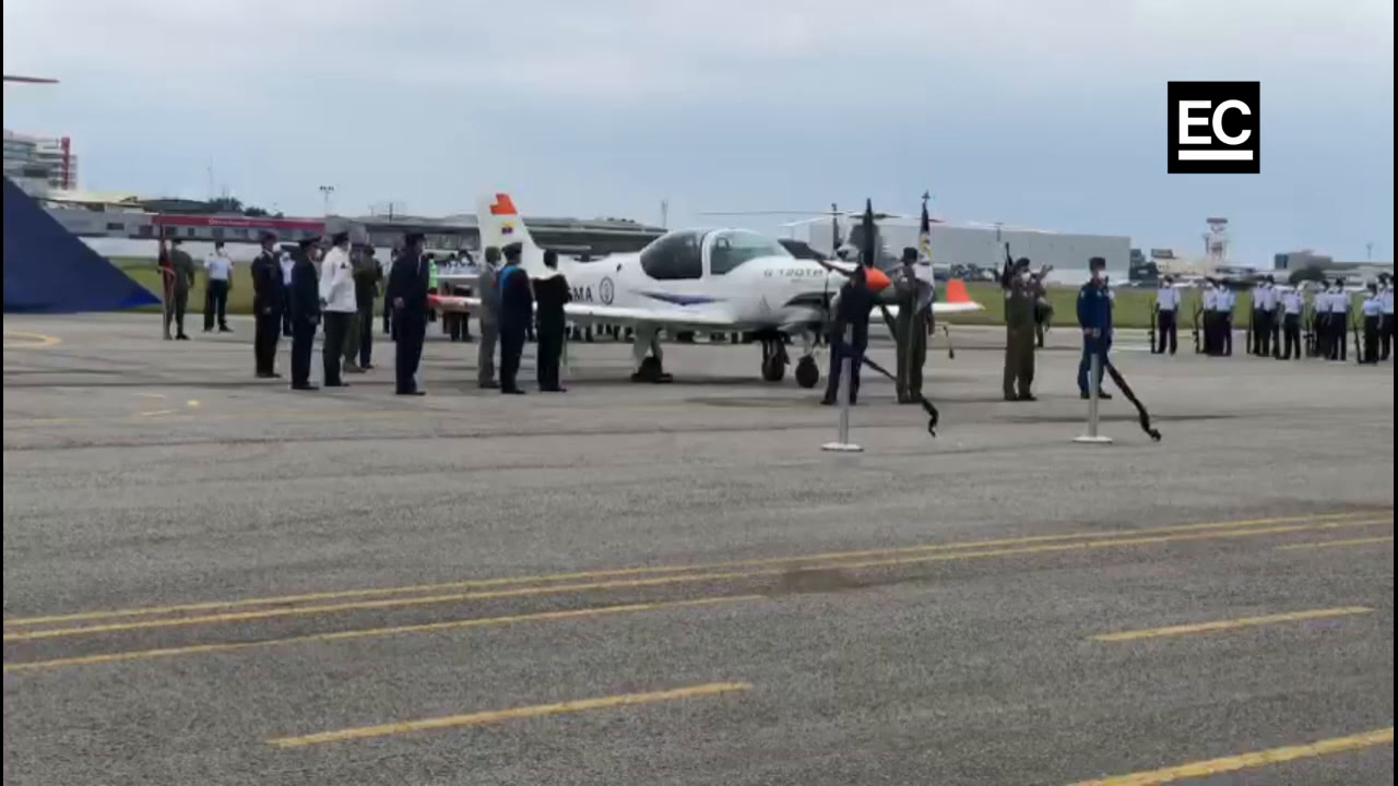 El Ministro de Defensa entregó oficialmente a la Fuerza Aérea Ecuatoriana (FAE) aviones GROB G-120 para la preparación y formación de cadetes, este 18 de mayo del 2021. Captura video