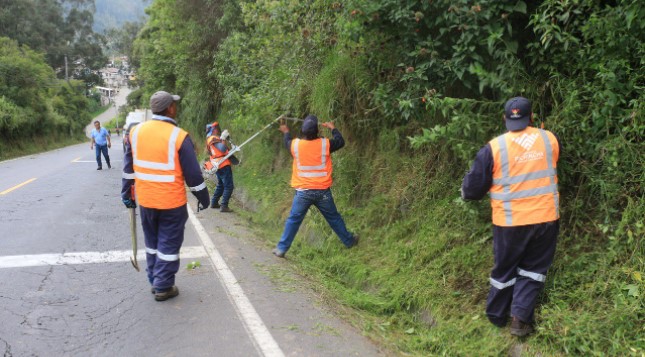 Trabajadores de la Prefectura de Pichincha realizaron al limpieza de la vía Intervalles, en el nororiente de Quito. Foto: Prefectura de Pichincha