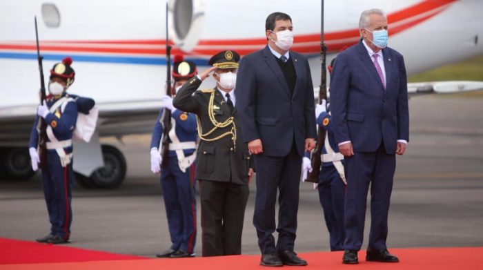 Pasado el medio día de este 23 de mayo del 2021, llegó el vicepresidente de Paraguay, Hugo Velásquez, para el cambio de mando. Foto: Vicente Costales / EL COMERCIO