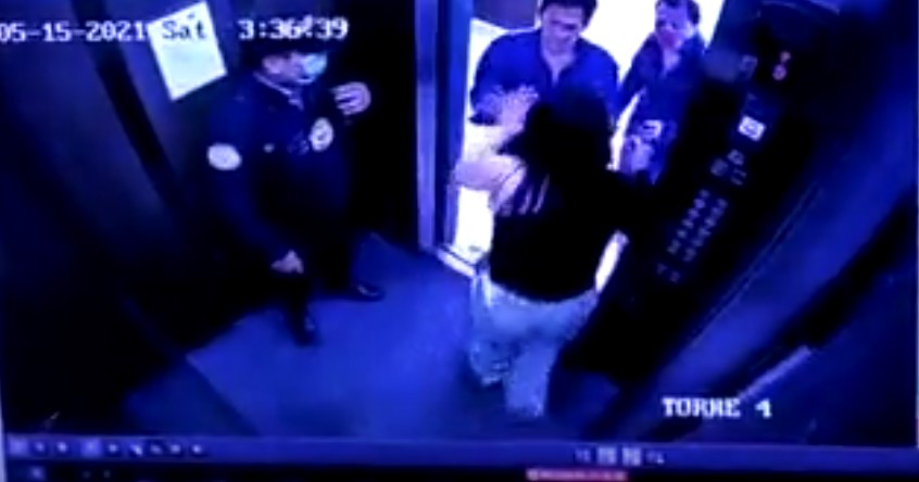 La cámara registra al Defensor del Pueblo cuando toma por la cintura a una mujer y la saca de un ascensor. Luego, el funcionario y el exministro se agreden. Foto: Captura de pantalla