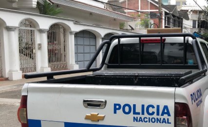 Una patrulla custodiaba los exteriores de la casa del expresidente Abdalá Bucaram en Guayaquil, el 6 de mayo del 2021. Foto: EL COMERCIO