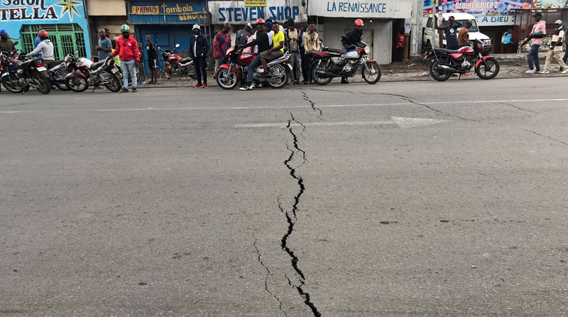 Los constantes sismos han afectado vías y viviendas, debido a una nueva erupción del volcán Nyiragongo. Foto: EFE