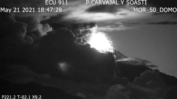 Emisión de ceniza y material incandescente por los flancos del volcán Sangay este viernes 21 de mayo del 2021. Foto: ECU-911 / IGEPN