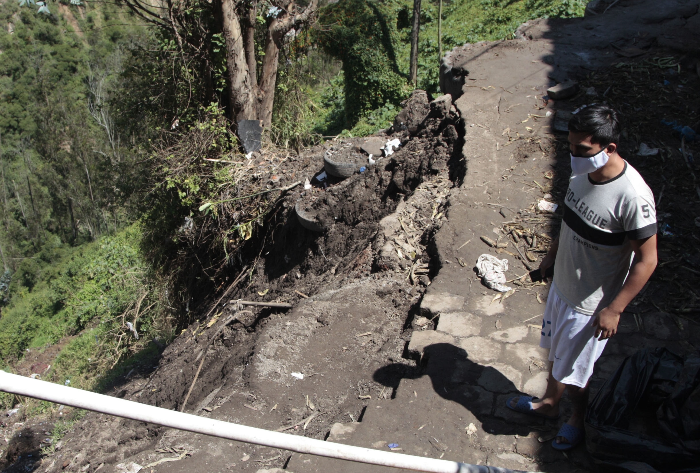 David Criollo indica que su vivienda, ubicada en la parroquia rural de Zámbiza, quedó al borde de la quebrada. Foto: Vicente Costales / EL COMERCIO