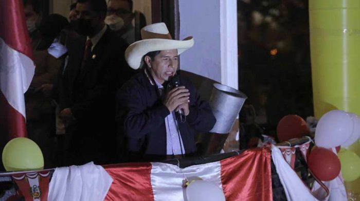 El candidato presidencial Pedro Castillo habla ante sus seguidores mientras se esperan los resultados electorales. Foto: EFE