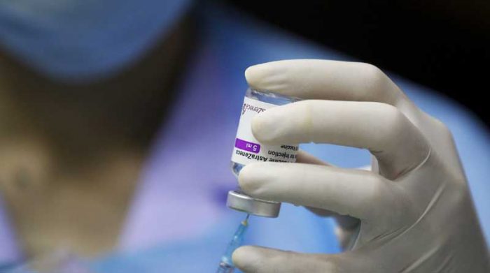 El Ministerio de Salud (Minsa) anunció que la segunda dosis de la vacuna de AstraZeneca se aplicará a las 12 semanas. Foto: EFE