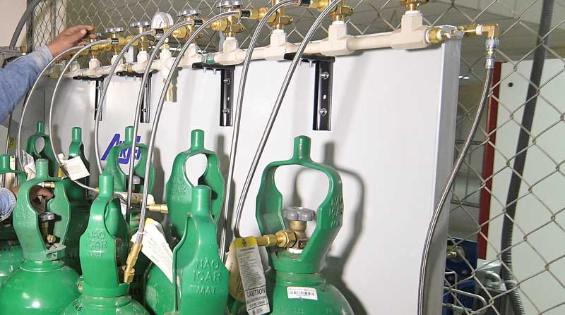 Imagen referencial. Técnicos controlan el funcionamiento de una planta generadora de oxígeno medicinal. Foto: EFE