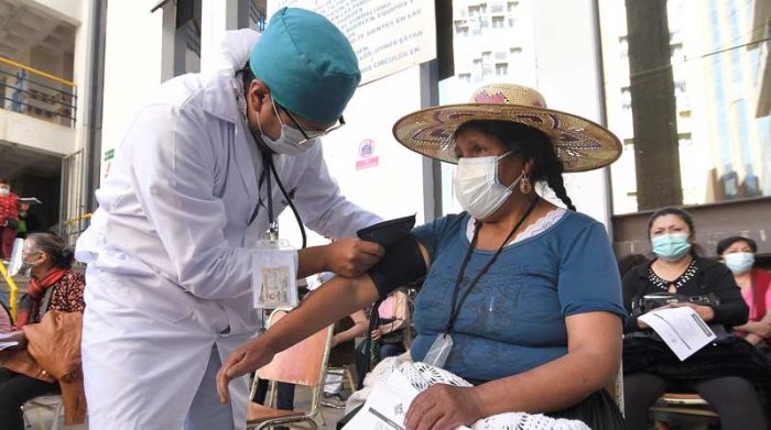 Una mujer recibe atención médica antes de vacunarse contra la covid-19 hoy, en Cochabamba (Bolivia). Foto: EFE