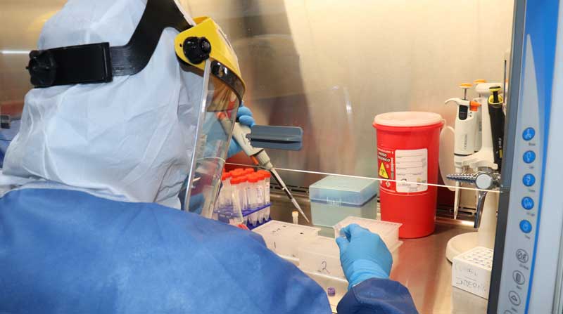 En los laboratorios de la UEES se realizan análisis para el seguimiento de un grupo de médicos inmunizados. Foto: Cortesía Universidad Espíritu Santo