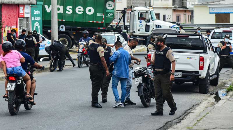 Policías realizan un operativo a vehículos y motorizados en Bastión Popular. Foto: EL COMERCIO